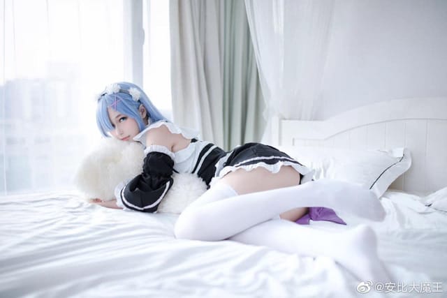 安比大魔王COS蕾姆女仆装，蓝发蓝瞳还原度拉满的《Re：从零开始的异世界生活》写真