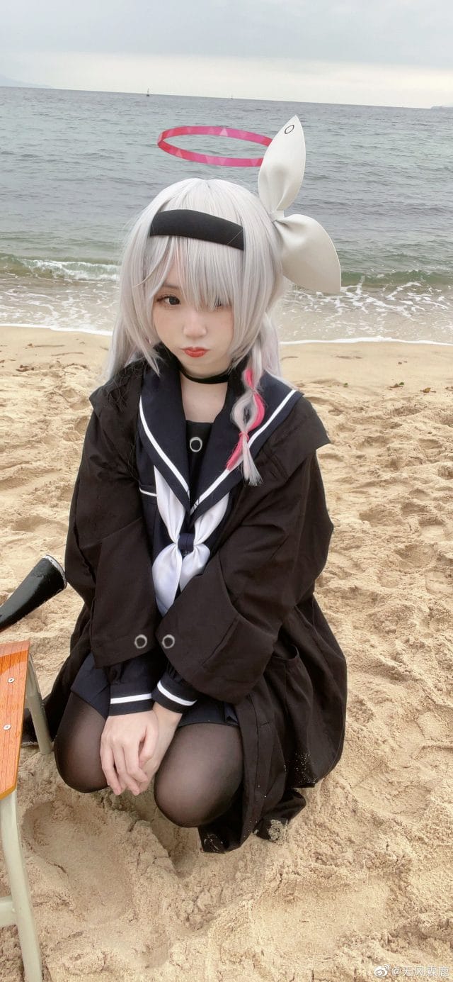 无风霖鹿COS《碧蓝档案》普拉娜，银发水手服海边图集