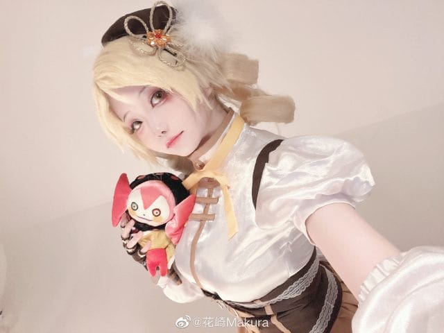花崎Makura巴麻美COS写真:金色卷发暖调柔光下的甜美魔法少女