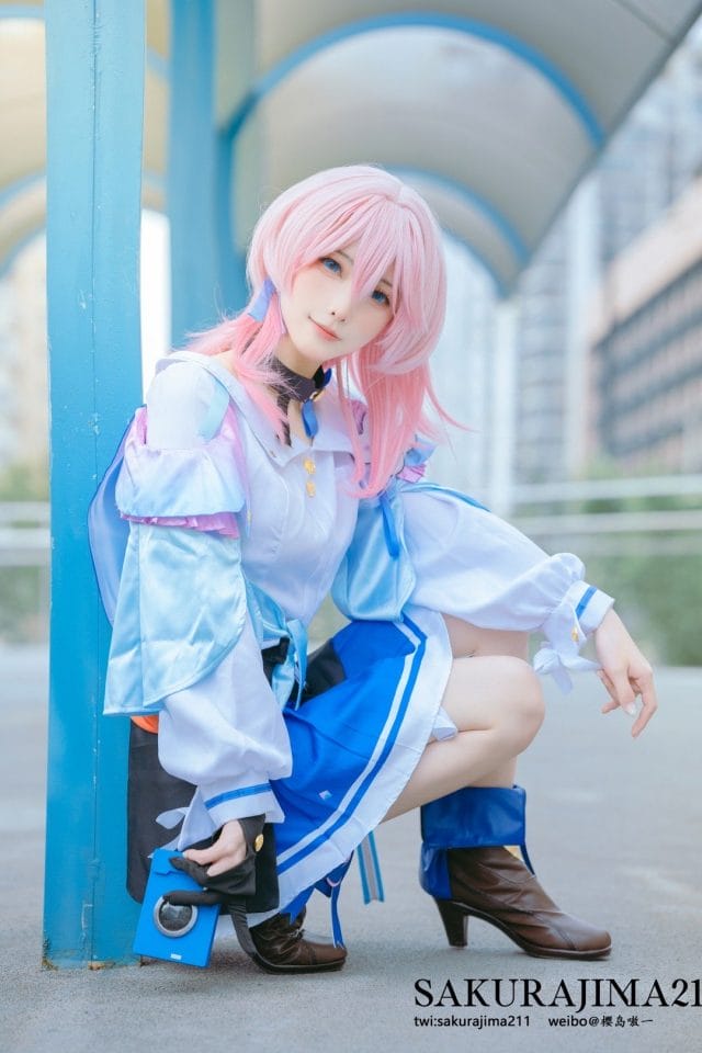 樱岛嗷一cos三月七写真,粉发蓝裙还原《崩坏:星穹铁道》少女气质