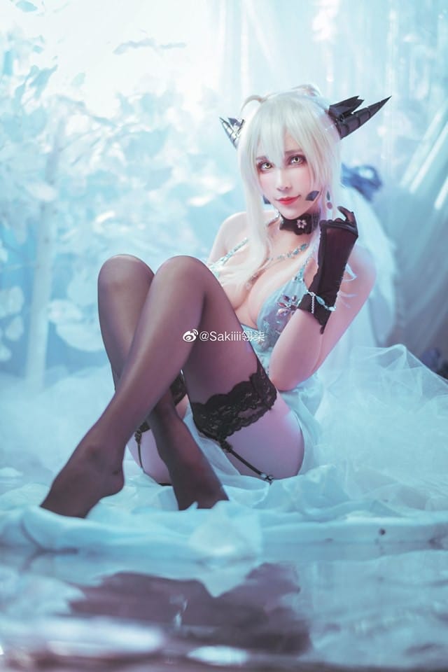 Sakiiii翎柒《Fate/Grand Order》阿尔托莉雅COS,金发骑士铠甲细节完整还原