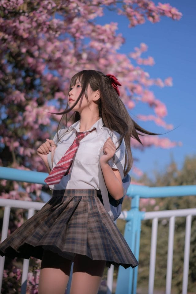萌芽儿o0异木棉花写真:人行天桥上的JK制服与粉色花海