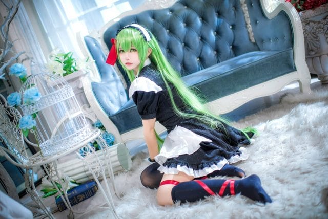 菌儿rikushi- COS《反叛的鲁路修》C.C.女仆装写真：翠绿长发搭配欧式复古场景，慵懒神秘气质还原到位