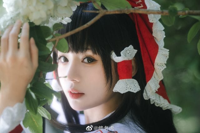 修老虎出镜东方Project博丽灵梦COS，红白巫女服漫步夏日山林
