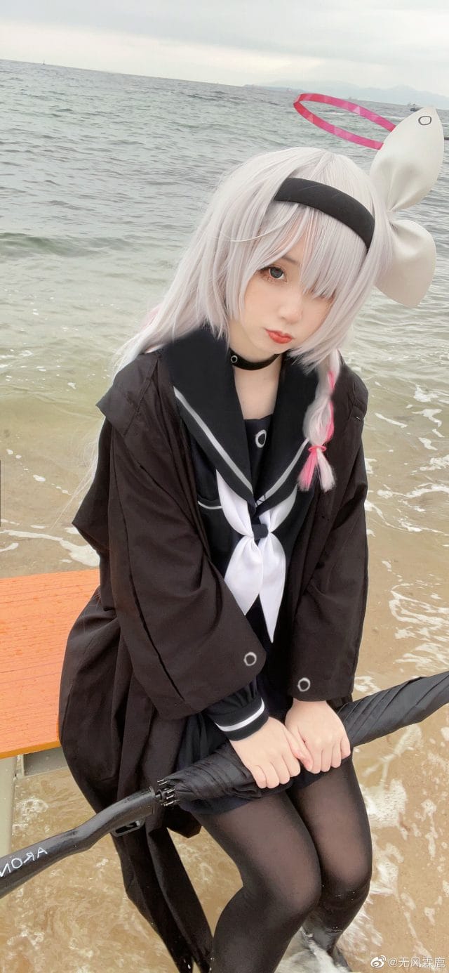 无风霖鹿COS《碧蓝档案》普拉娜，银发水手服海边图集