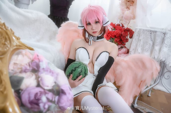寶儿Mysterial《天降之物》伊卡洛斯COS：绿瞳粉发白色战斗服的柔美还原