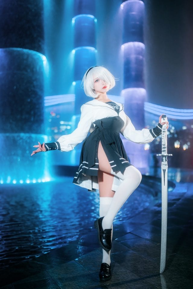 凰儿COS 2B夜色街头写真:黑裙白发下的冷酷与柔软