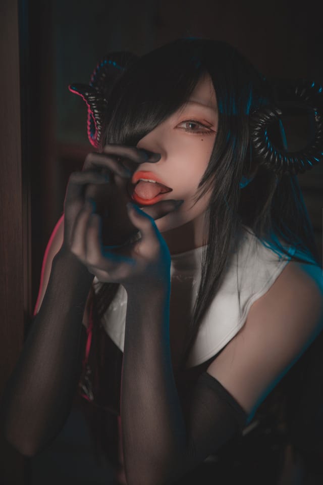 起司块wii 魅魔修女 COS,黑色绑带皮衣裙演绎妩媚与禁欲反差