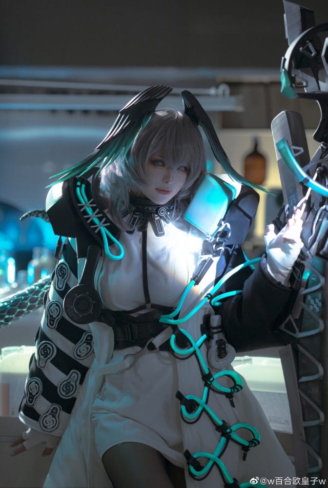 w百合欧皇子w COS明日方舟霍尔海雅 暗调光影下冷艳术师的高还原演绎