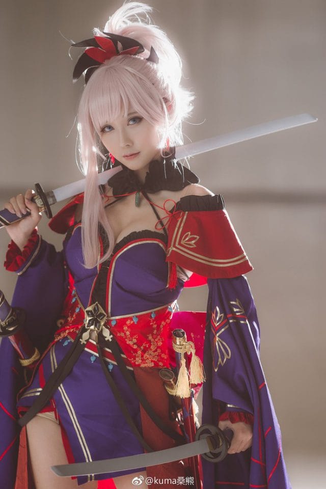 kuma桑熊阿尔托莉雅COS写真：蓝白战甲骑士王的冷峻还原