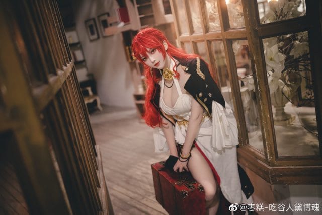 枣糕-吃谷人黛博魂COS崩坏星穹铁道姬子:红发白裙黑外套造型,翘腿坐姿还原角色自信气质