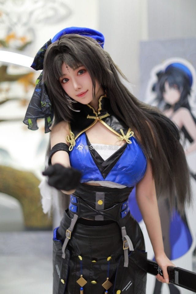 Shika小鹿鹿COS《鸣潮》秧秧亮相C102 灰绿双眸与长剑造型完整还原