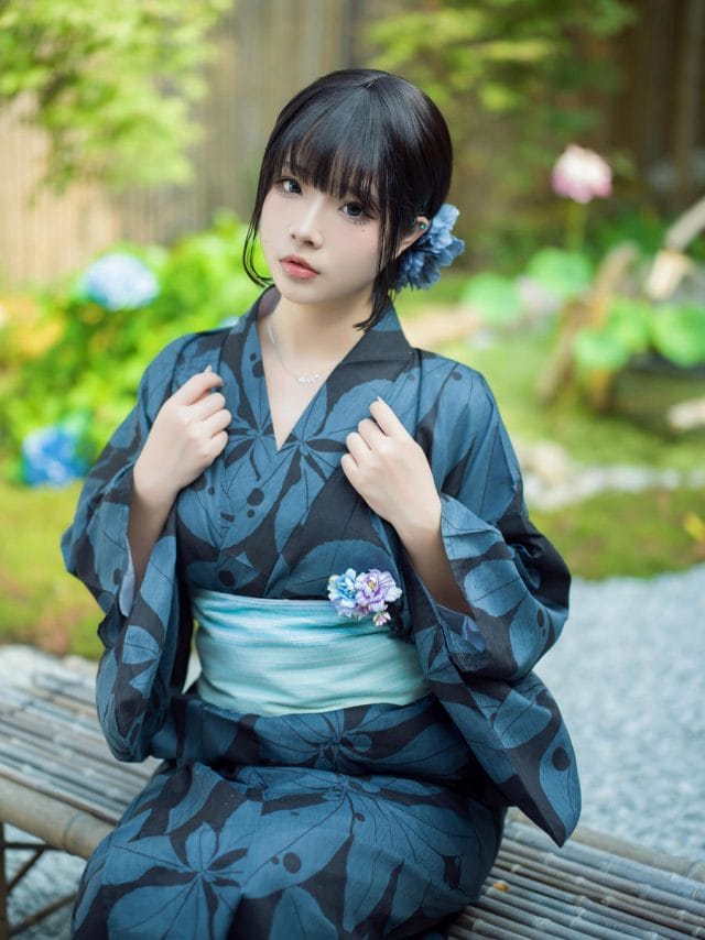 yuuhui玉汇「中庭之妻」COS写真：雨中日式庭院里的蓝色和服与安静情绪