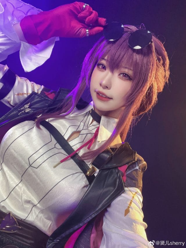 贤儿sherry《崩坏：星穹铁道》卡芙卡COS图集：紫色波浪长发搭配墨镜高马尾，白衬衫黑裤红手套还原神秘气质