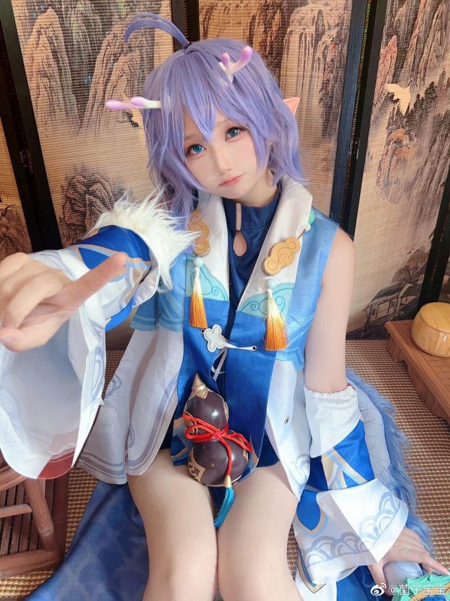 菌子宝宝COS星穹铁道白露:龙角紫发药葫芦精准还原,元气动态诠释丹鼎司龙女名医
