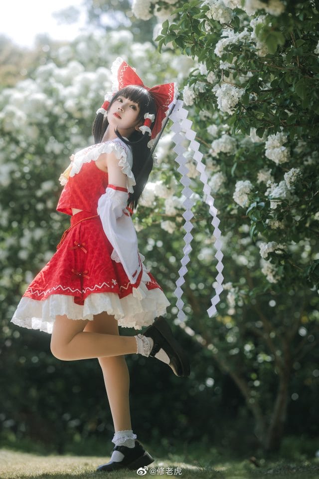 修老虎出镜东方Project博丽灵梦COS，红白巫女服漫步夏日山林