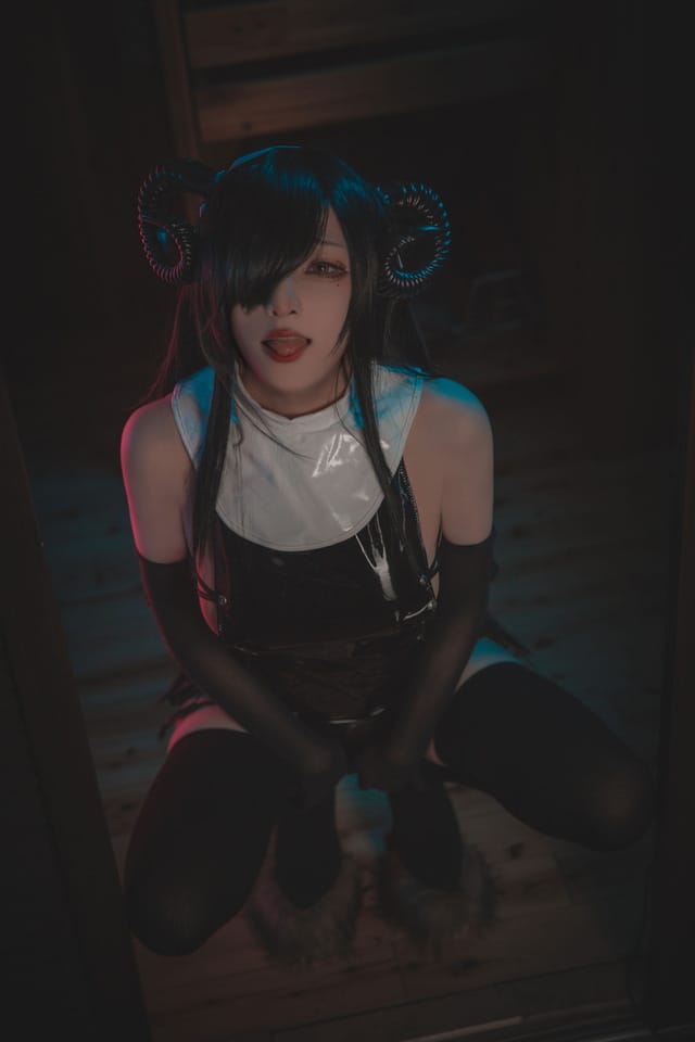 起司块wii 魅魔修女 COS,黑色绑带皮衣裙演绎妩媚与禁欲反差