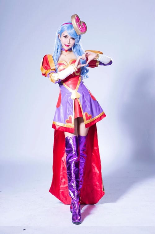 夏小薇Vivi《英雄联盟》厄运小姐COS图集：红发双枪海盗风造型还原，附艾希卡特琳娜多角色写真
