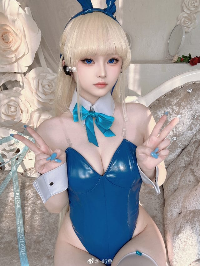 -屿鱼COS蔚蓝档案飞鸟马时兔女郎，深绿套装金发造型写真氛围感拉满