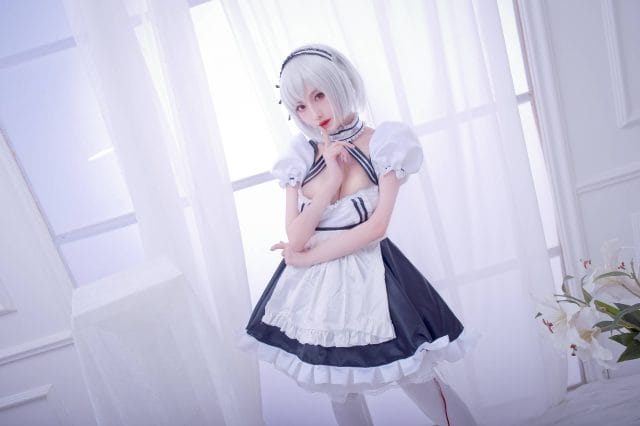 Shika小鹿鹿碧蓝航线天狼星女仆COS:银发红瞳还原皇家侍女的克制优雅