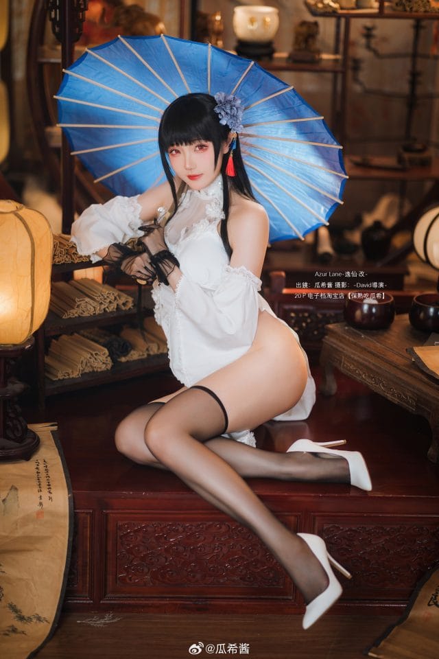 瓜希酱碧蓝航线逸仙COS写真:白旗袍古典书房还原东煌舰娘的清冷韵味