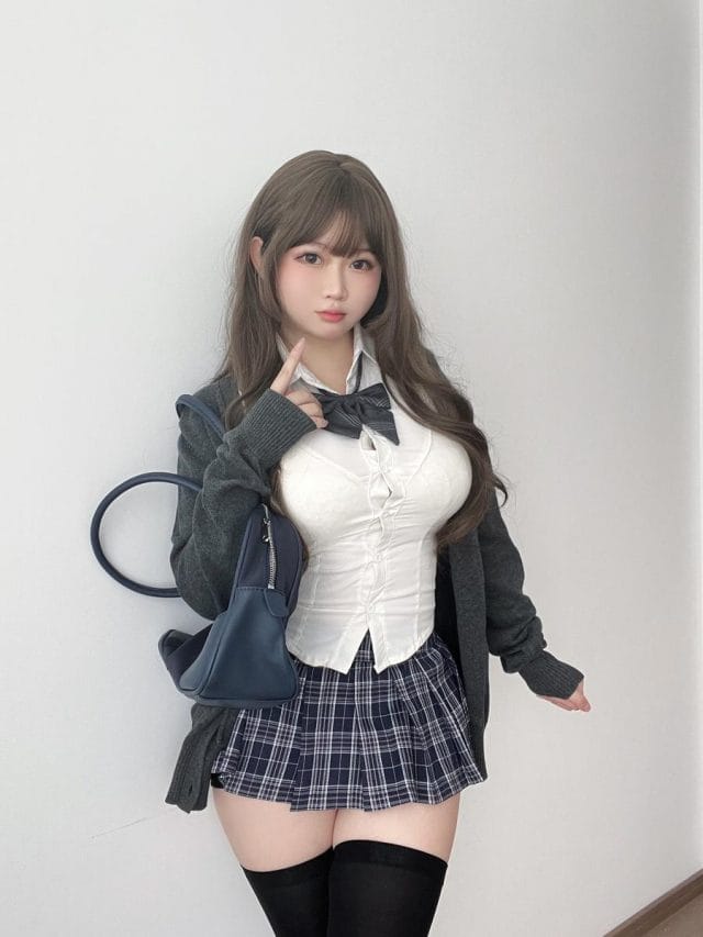 依酱COS写真:广东娃娃脸博主的大胆造型图集