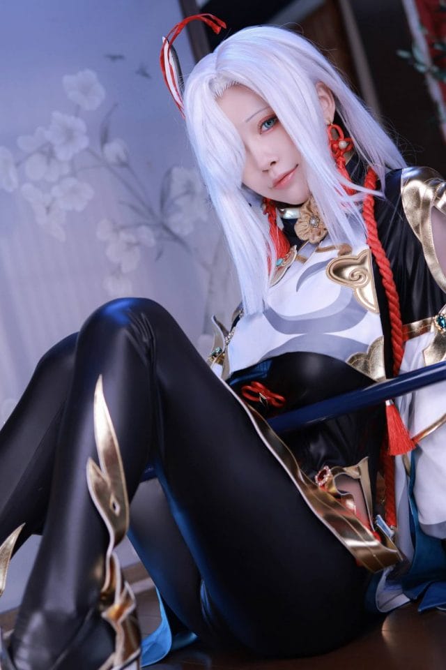 水淼aqua 原神申鹤 COS 图集，白蓝仙衣清冷还原眼神带着锐气