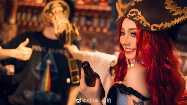 ALok_阿烙英雄联盟厄运小姐COS:比尔吉沃特酒吧实景还原红发双枪造型