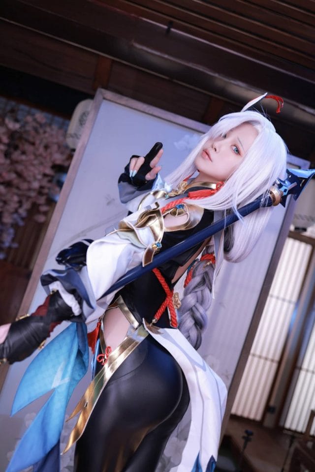 水淼aqua 原神申鹤 COS 图集，白蓝仙衣清冷还原眼神带着锐气