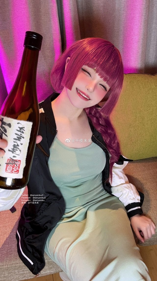 千夜未来COS广井菊里:红发吊带裙搭运动外套,微醺妆容还原孤独摇滚醉姐慵懒气质