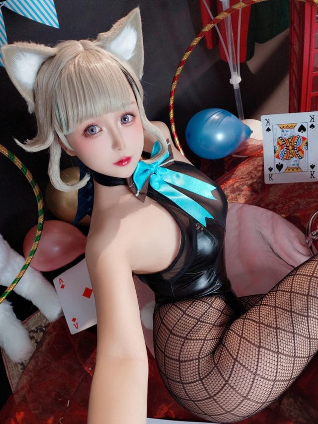 日奈娇兔女郎写真：黑色束腰暗色灯光下的哥特冷艳风格图集