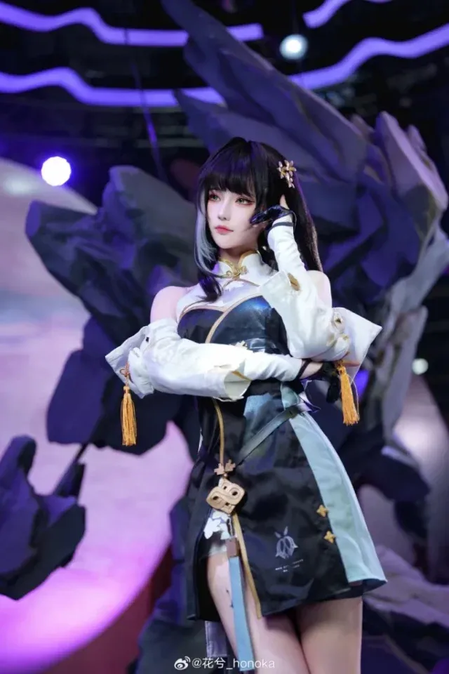花兮_honoka最新鸣潮白芷cosplay，墨绿眼瞳与飘逸黑发还原角色气质