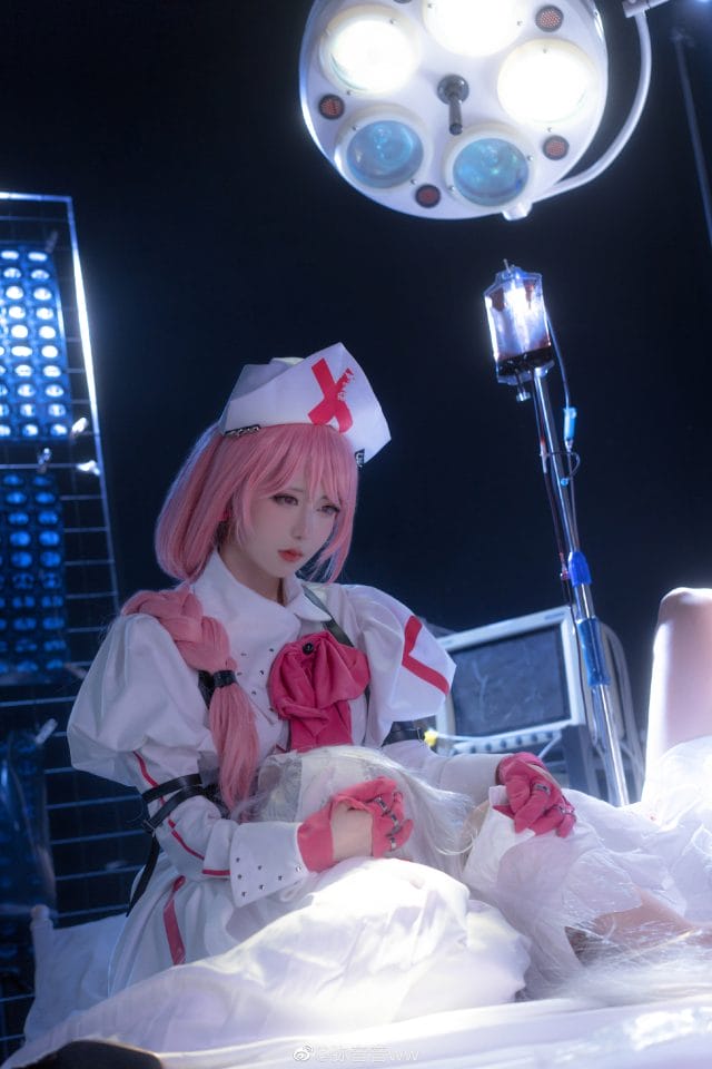 弥音音ww COS《无期迷途》安妮护士造型,粉色麻花辫闯入手术室