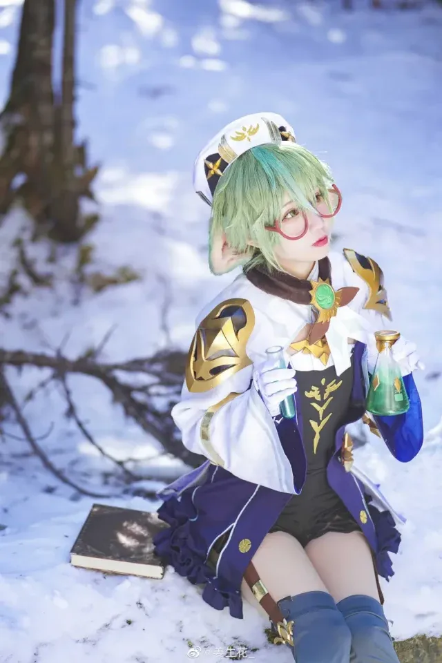 姜生花cos《原神》砂糖,清透绿系造型还原炼金少女的安静气质
