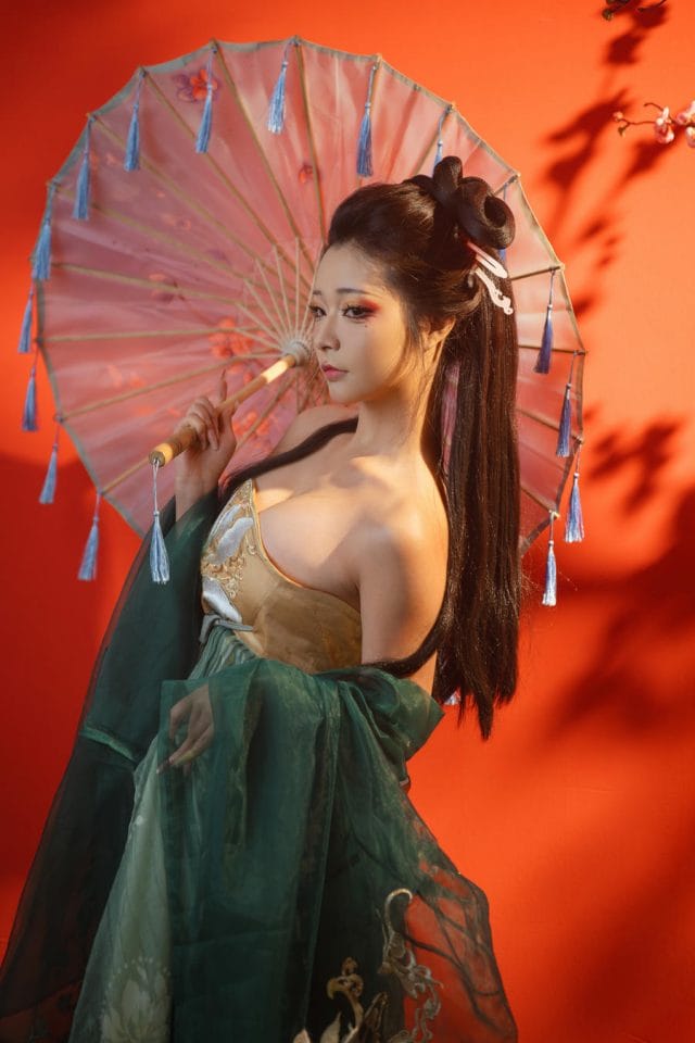 yuuhui玉汇《孤独中的亲密》图集：60张照片用服饰与眼神编织孤独感的视觉叙事