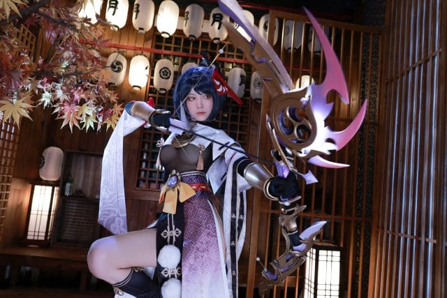 水淼aqua《原神》九条裟罗COS:靛蓝战装冷峻气场融入写真风格