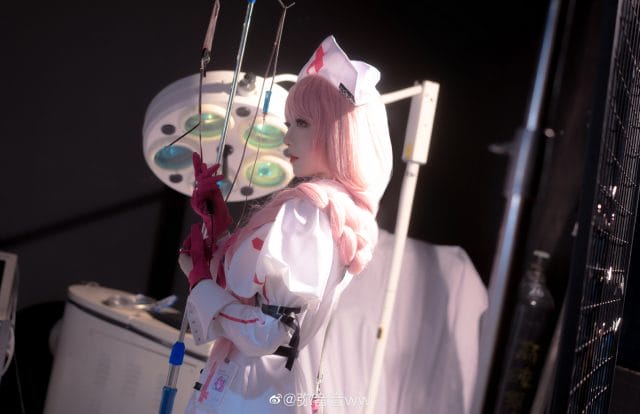 弥音音ww COS《无期迷途》安妮护士造型,粉色麻花辫闯入手术室