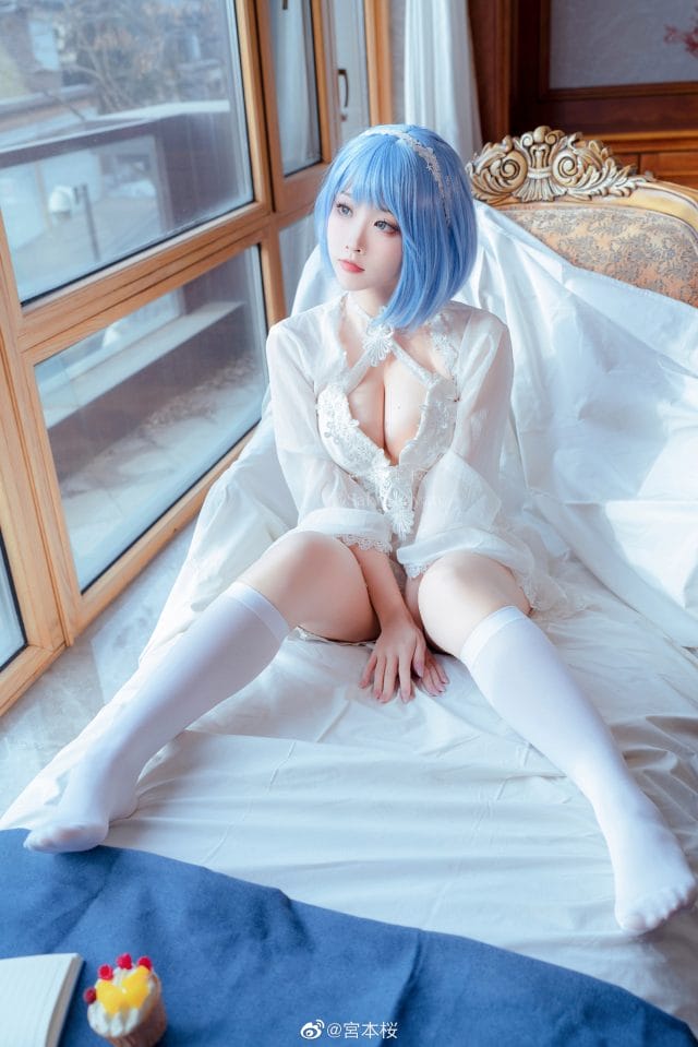 宮本桜碧蓝航线恰巴耶夫COS:白骑兵假日纯白礼服慵懒写真