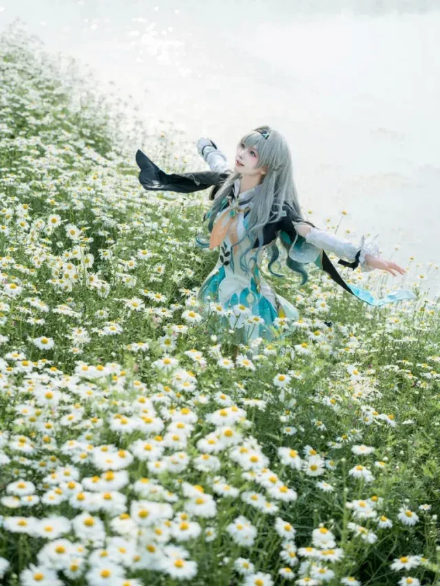 池田七帆 cos 流萤，白菊花田里拍出星穹铁道的清冷漂泊感