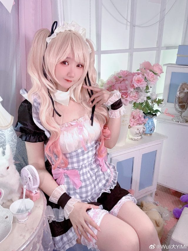 Wuli大YIMI COS《更衣人偶坠入爱河》喜多川海梦女仆装,金色双马尾配格子裙