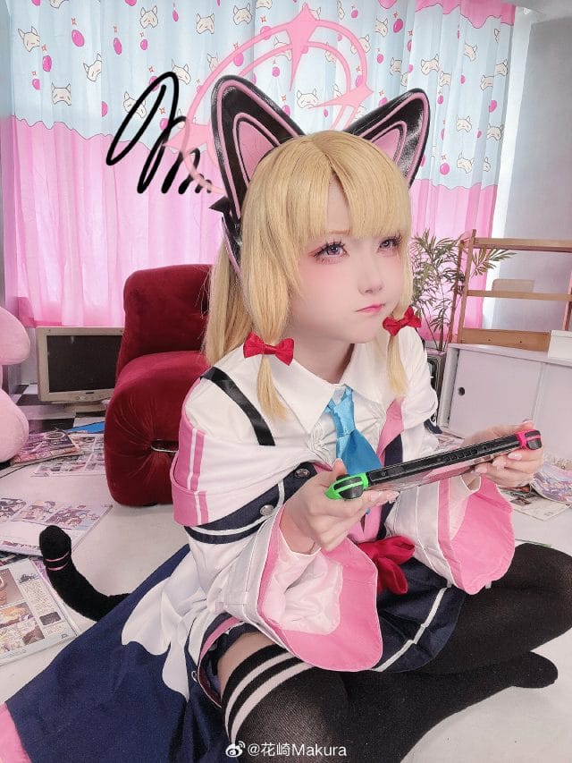 花崎Makura COS才羽桃井,猫耳JK制服还原《蔚蓝档案》粉嫩电竞少女