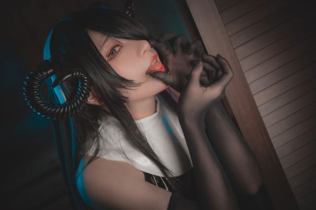 起司块wii 魅魔修女 COS,黑色绑带皮衣裙演绎妩媚与禁欲反差