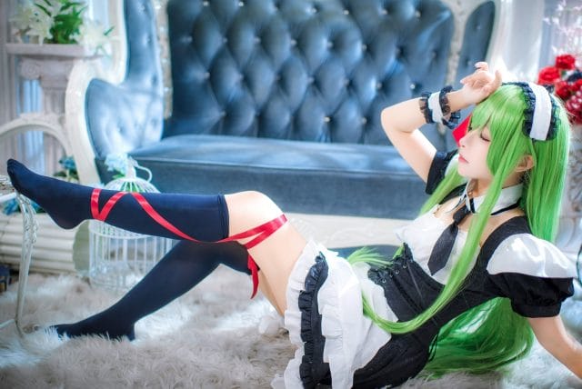 菌儿rikushi- COS《反叛的鲁路修》C.C.女仆装写真：翠绿长发搭配欧式复古场景，慵懒神秘气质还原到位