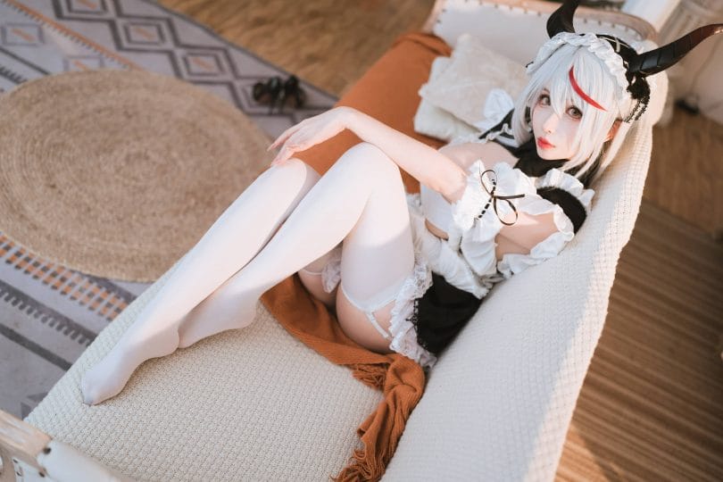 肉扣热热子《妄想航线》龙女仆COS,黑白仆装白发造型清冷又俏皮