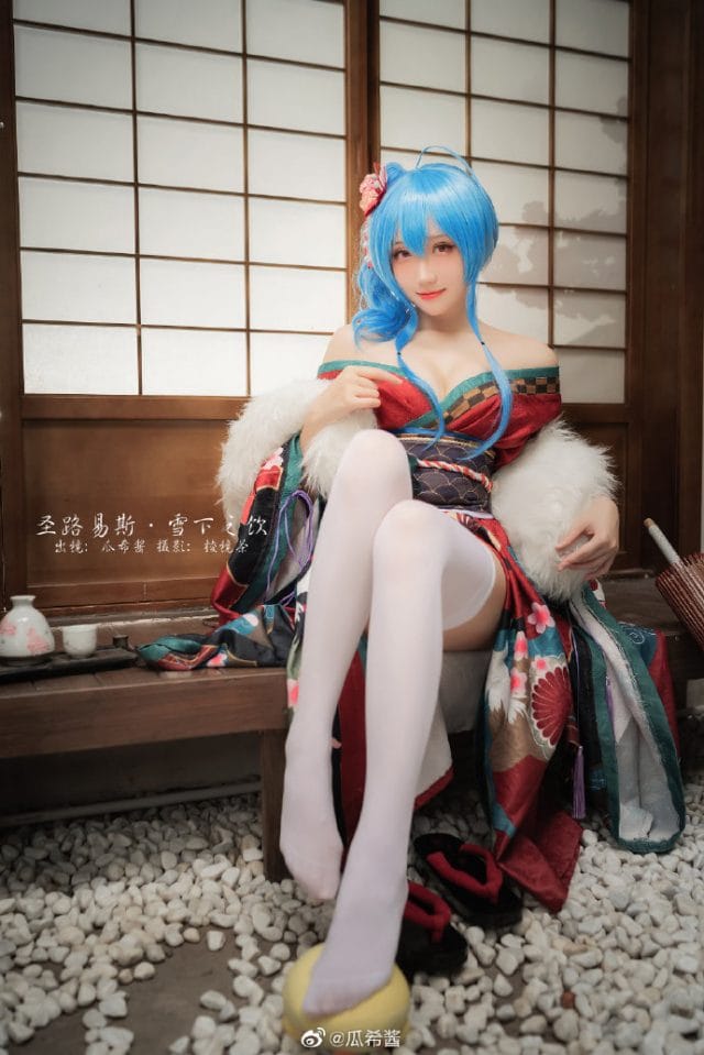 瓜希酱COS碧蓝航线圣路易斯「雪下之饮」，蓝发红瞳配和风场景慵懒又优雅