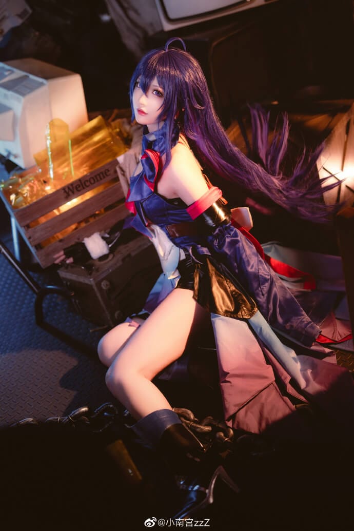 小南宫zzZ还原《崩坏:星穹铁道》希儿，复古杂物房里的蓝紫少女cosplay