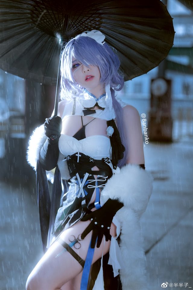 半半子COS明日方舟絮雨，紫发蓝瞳旗袍雨中写真