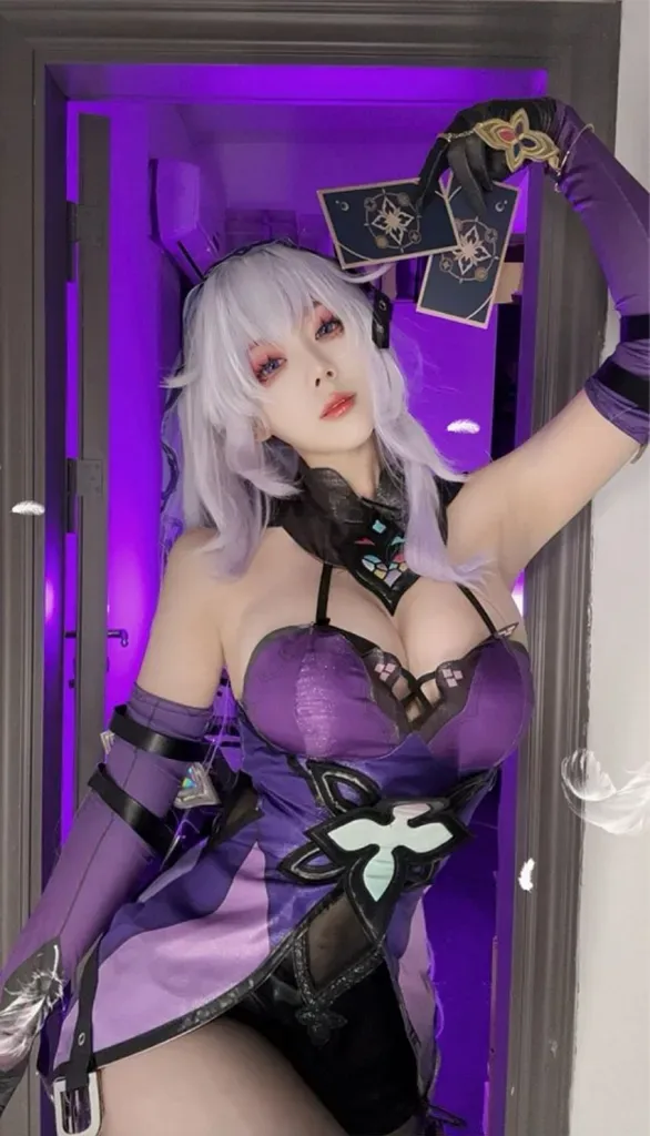 Thicc 黑天鹅COS:崩坏星穹铁道占卜师紫色氛围灯光造型图集
