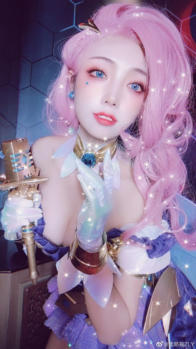 走路摇ZLY《英雄联盟》萨勒芬妮COS,古风COS首次挑战性感偶像造型