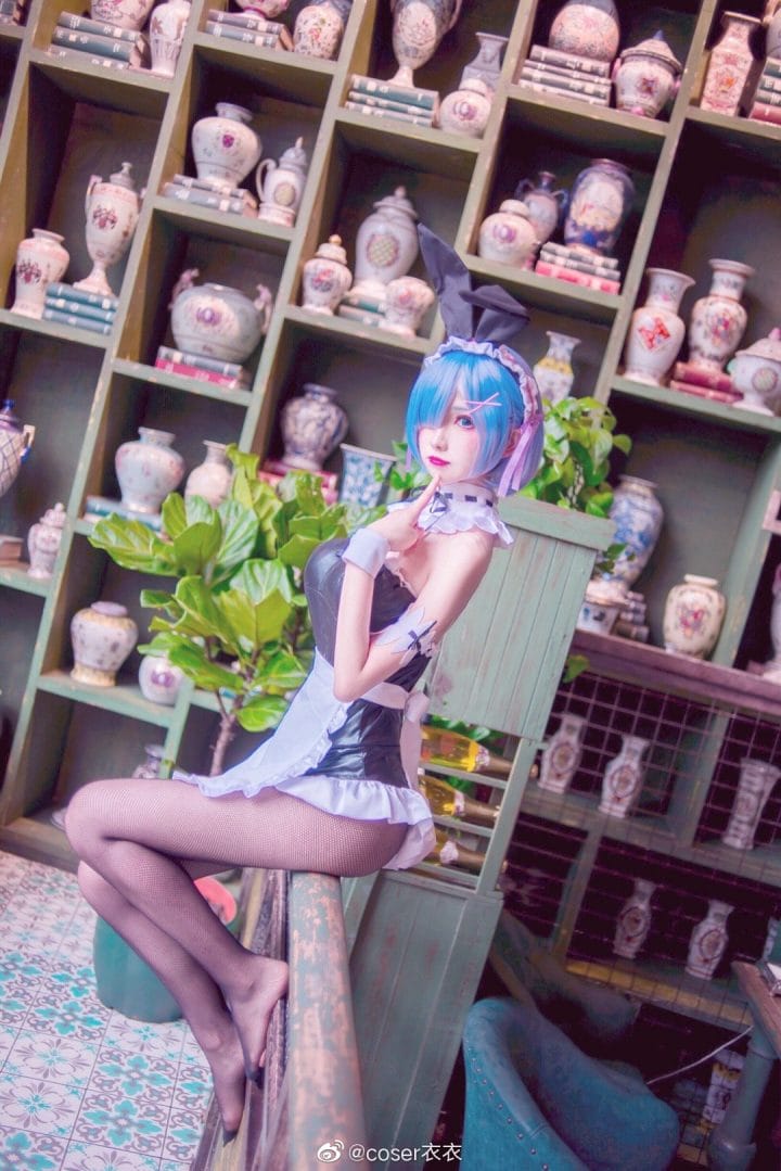 衣衣cos《Re:Zero》蕾姆女仆装 深蓝眼眸还原温柔坚毅气质